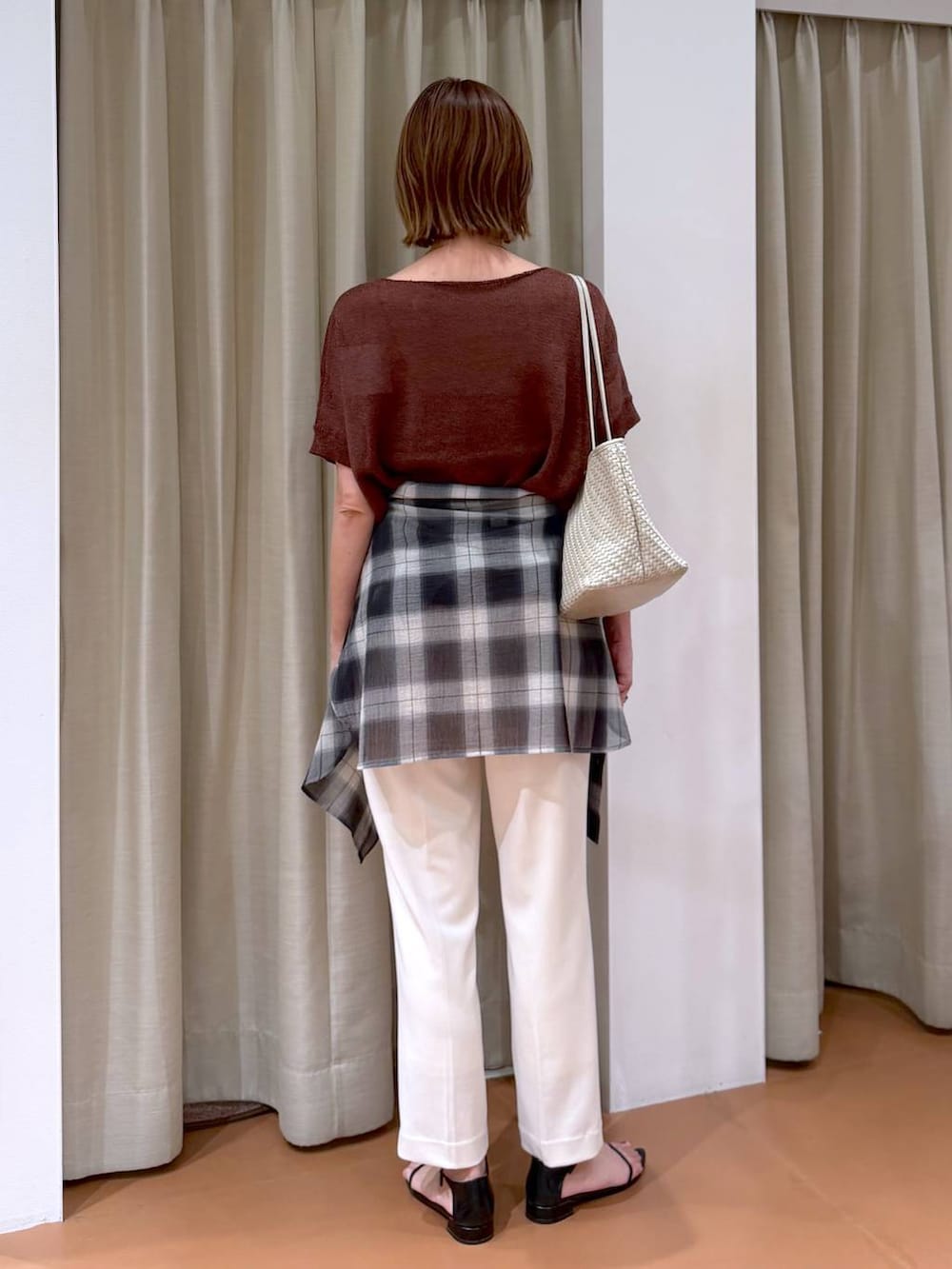 ブラック系のシャツ/ブラウス、ホワイト系のその他パンツ、ブラック系のサンダルを着用したレディースの秋コーディネートの4枚目の写真
