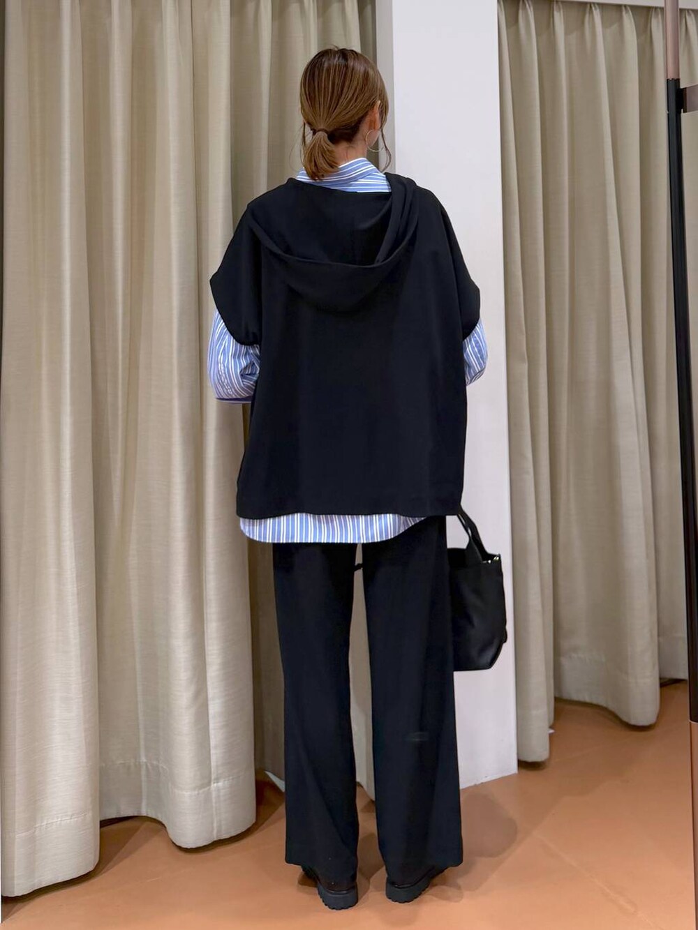 ブラック系のその他パンツ、ブラック系のローファー、ブルー系のシャツ/ブラウスを着用したレディースの春コーディネートの4枚目の写真