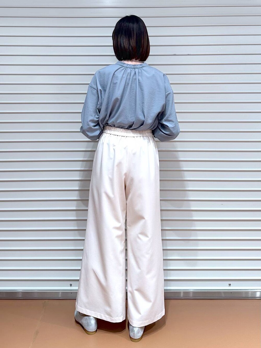 ブルー系のシャツ/ブラウス、シルバー系のパンプス、ホワイト系のその他パンツを着用したレディースの春コーディネートの4枚目の写真