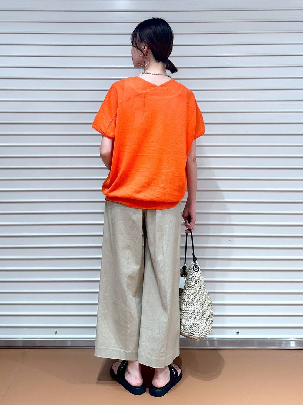 ベージュ系のその他パンツ、ベージュ系のその他パンツ、ブラック系のサンダルを着用したレディースの夏コーディネートの4枚目の写真