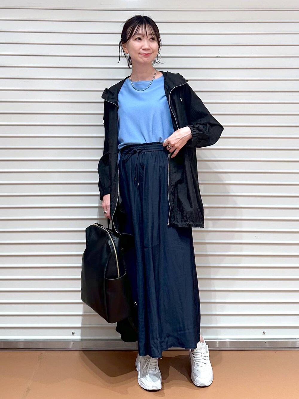 ブルー系のニット/セーター、ブラック系のバックパック/リュック、ブルー系のその他パンツを着用したレディースの夏コーディネートの2枚目の写真