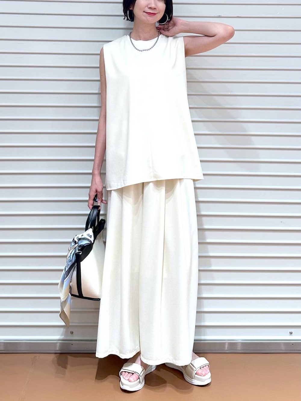 ホワイト系のシャツ/ブラウス、ホワイト系のサンダル、ホワイト系のその他パンツを着用したレディースの夏コーディネートの5枚目の写真