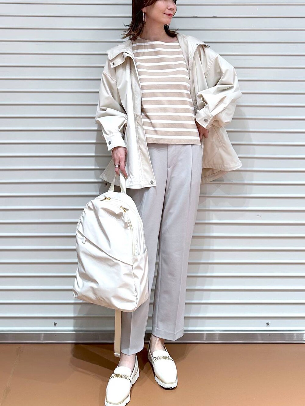 ベージュ系のその他パンツ、ブラック系のその他パンツ、ホワイト系のローファーを着用したレディースの冬コーディネートの5枚目の写真