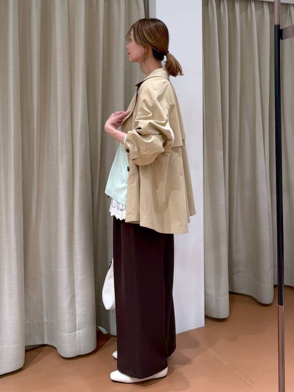 ホワイト系のパンプス、ホワイト系のタンクトップ、ホワイト系のトートバッグを着用したレディースの春コーディネートの3枚目の写真