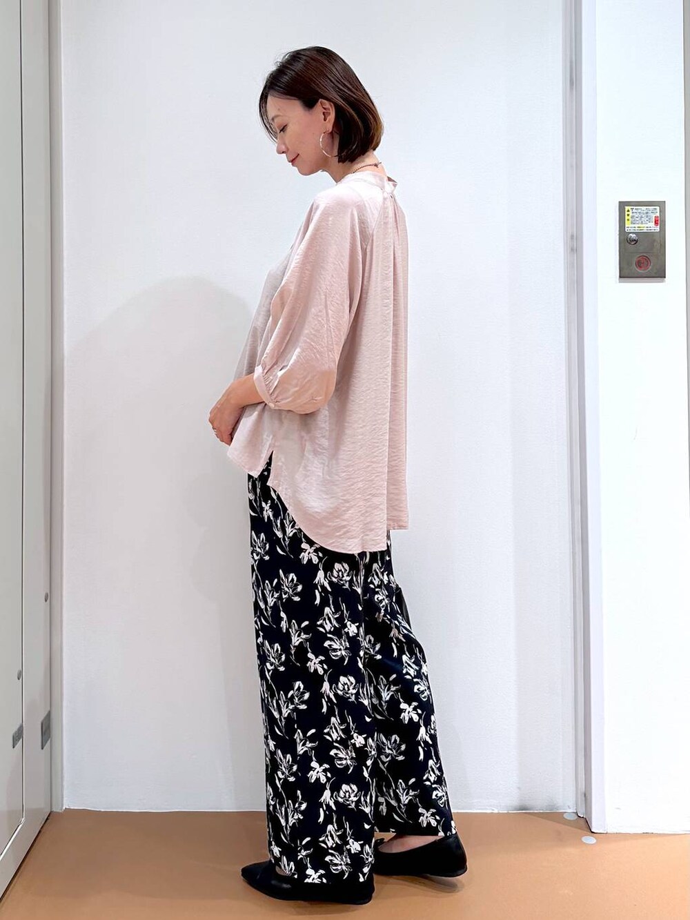 ベージュ系のシャツ/ブラウス、ブラック系のパンプス、ブルー系のその他パンツを着用したレディースの秋コーディネートの3枚目の写真