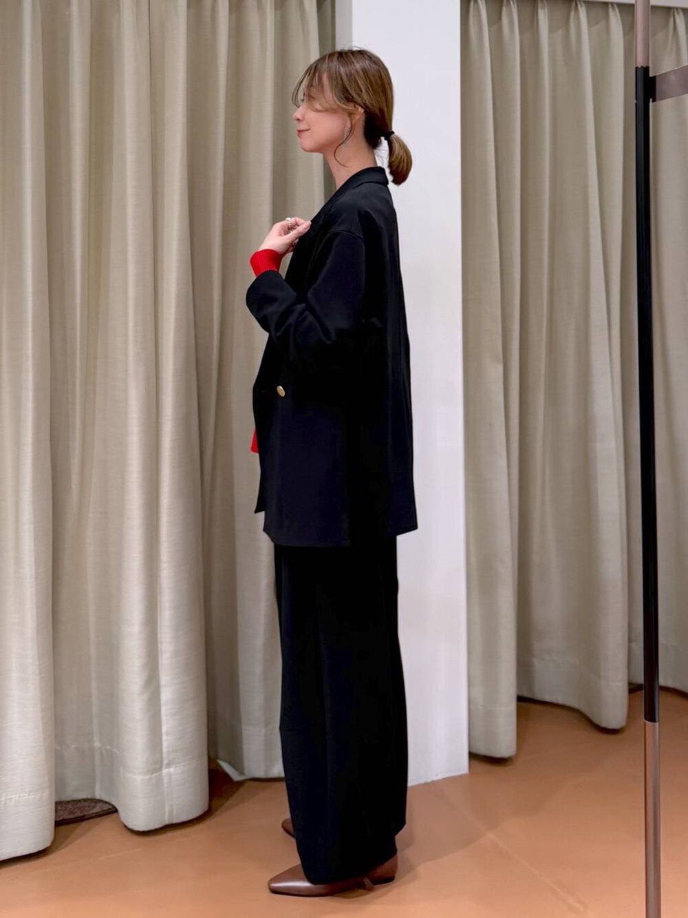 ブラック系のタンクトップ、ブラック系のその他パンツ、レッド系のTシャツ/カットソーを着用したレディースの春コーディネートの3枚目の写真