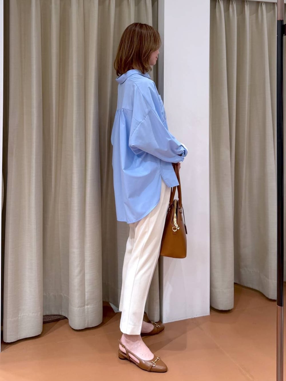 ホワイト系のその他パンツ、イエロー系のハンドバッグ、ブルー系のシャツ/ブラウスを着用したレディースの春コーディネートの5枚目の写真