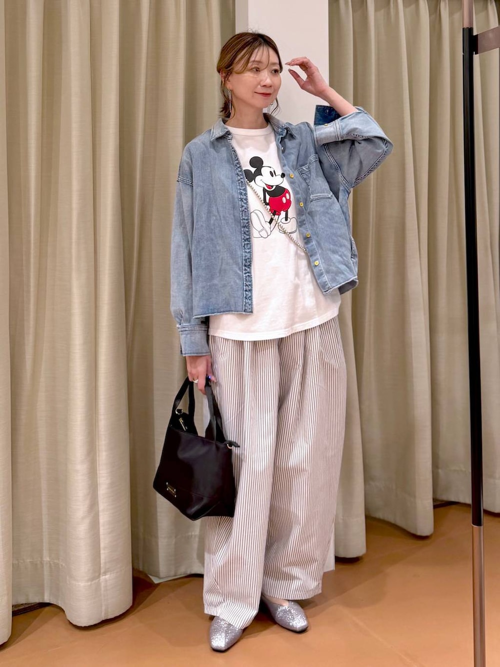 ホワイト系のTシャツ/カットソー、ブルー系のシャツ/ブラウス、ブラウン系のその他パンツを着用したレディースの春コーディネートの2枚目の写真