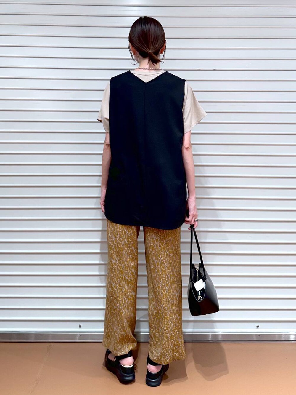 ブラック系のシャツ/ブラウス、ベージュ系のTシャツ/カットソー、ブラック系のサンダルを着用したレディースの夏コーディネートの4枚目の写真