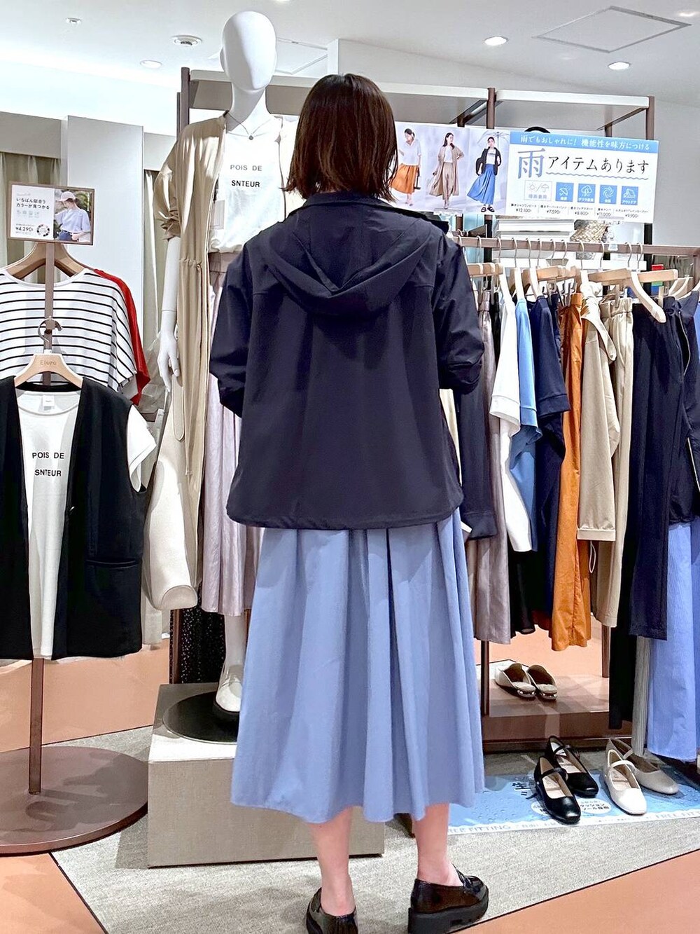 ホワイト系のTシャツ/カットソー、ブルー系のマウンテンパーカー、シルバー系のネックレスを着用したレディースの夏コーディネートの4枚目の写真