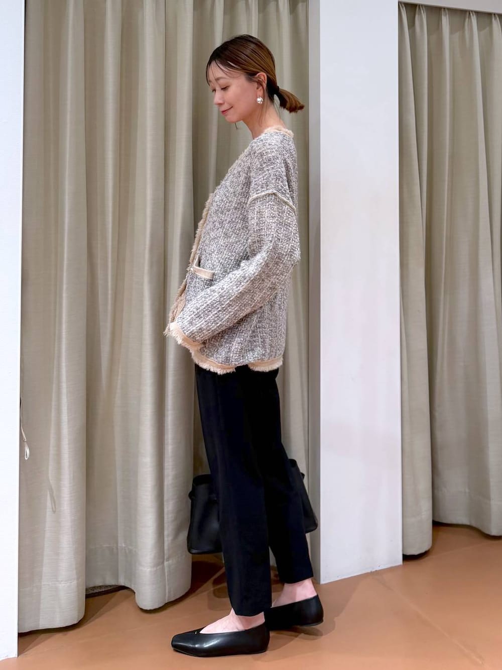 ブラック系のその他パンツ、ブラック系のパンプス、ブラック系のハンドバッグを着用したレディースの冬コーディネートの3枚目の写真