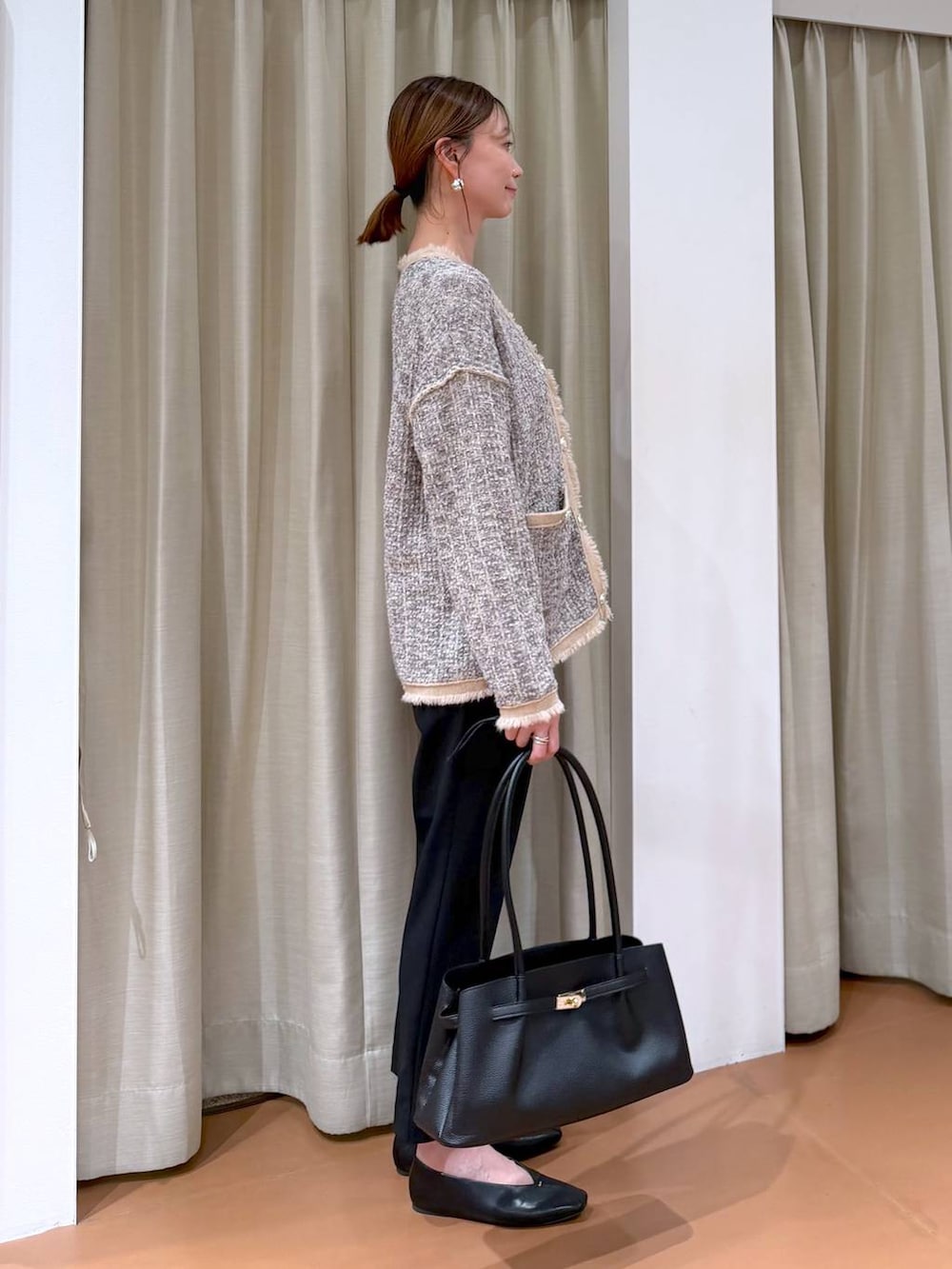 ブラック系のその他パンツ、ブラック系のパンプス、ブラック系のハンドバッグを着用したレディースの冬コーディネートの5枚目の写真