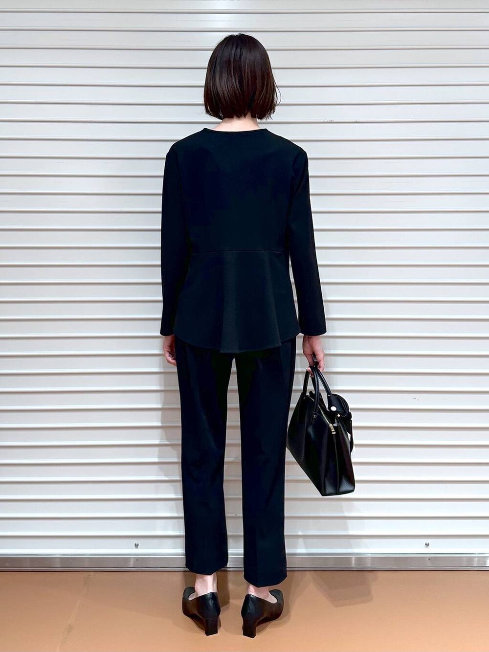 ブラック系のショルダーバッグ、ブラック系のその他パンツ、ブラック系のシャツ/ブラウスを着用したレディースの冬コーディネートの6枚目の写真