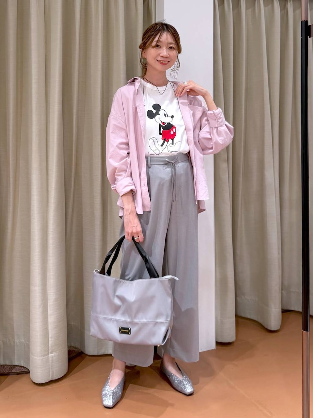 グレー系のトートバッグ、ホワイト系のTシャツ/カットソー、グレー系のその他パンツを着用したレディースの春コーディネートの2枚目の写真