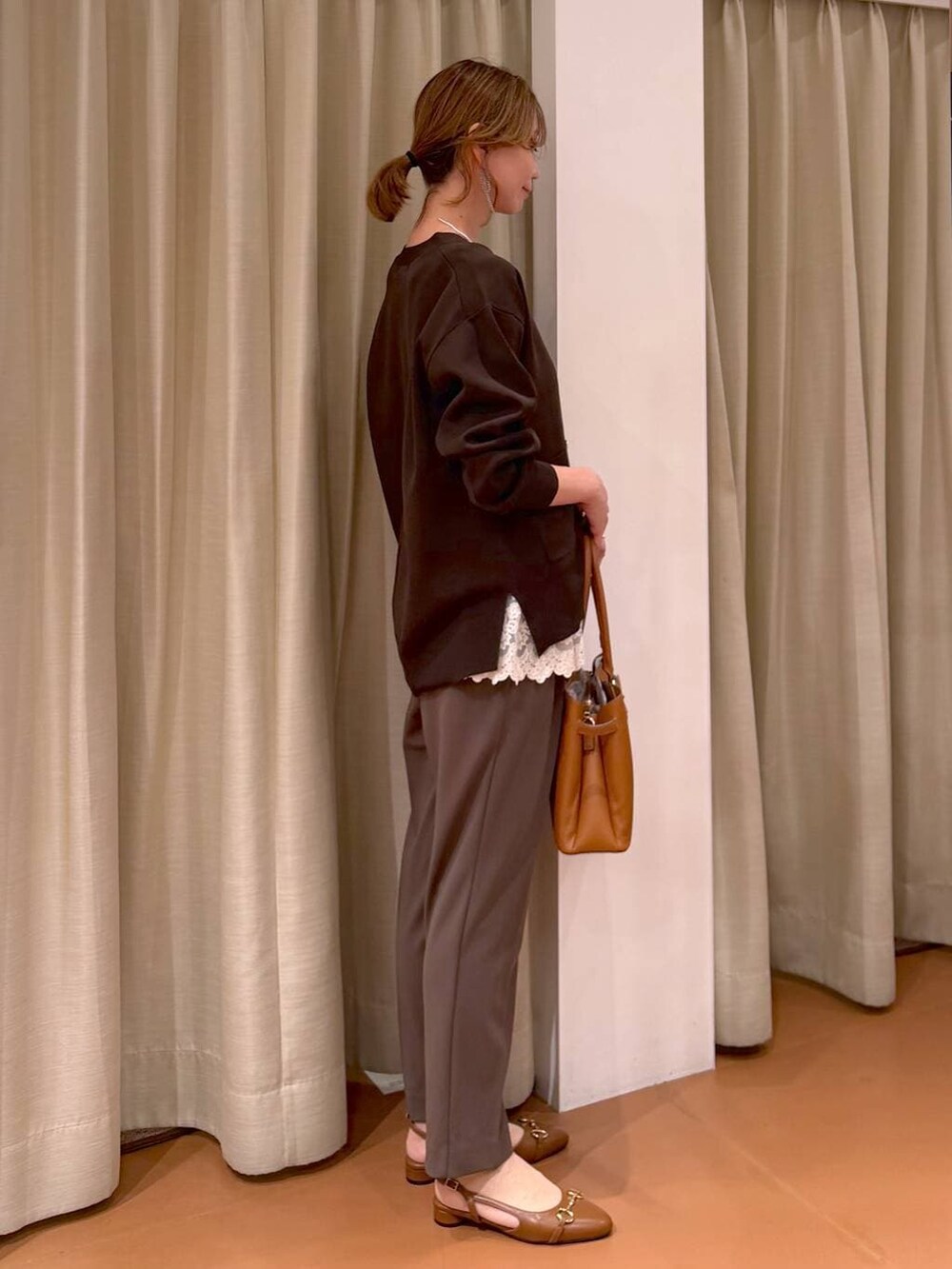 ブラウン系のカーディガン/ボレロ、ブラウン系のその他パンツ、ホワイト系のタンクトップを着用したレディースの春コーディネートの5枚目の写真