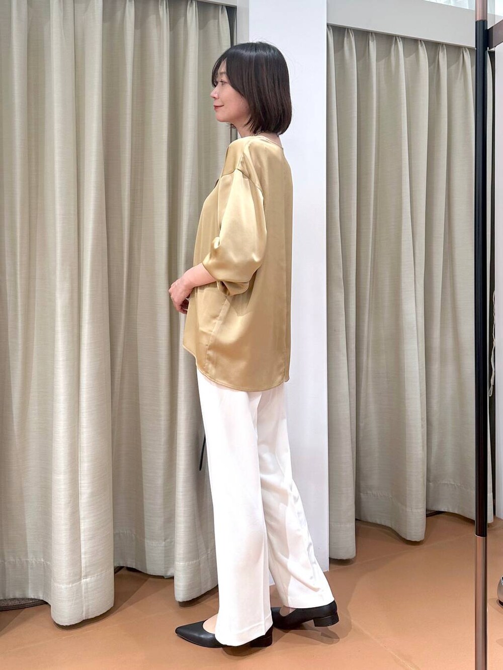 ホワイト系のその他パンツ、ブラウン系のシャツ/ブラウス、ブラック系のハンドバッグを着用したレディースの春コーディネートの5枚目の写真