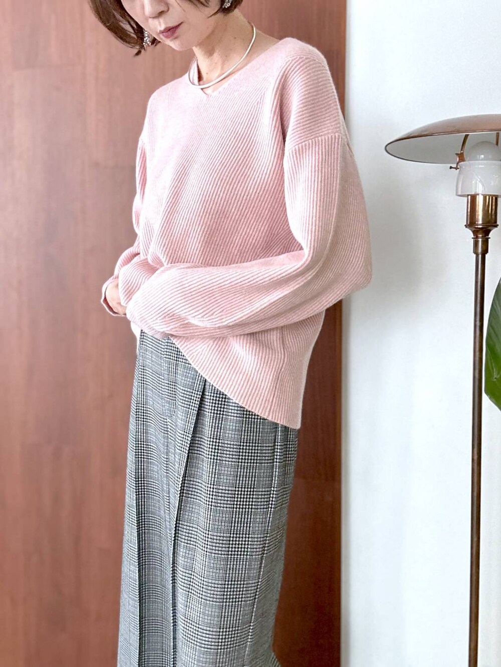 ブラック系のその他パンツを着用したレディースの秋コーディネートの8枚目の写真