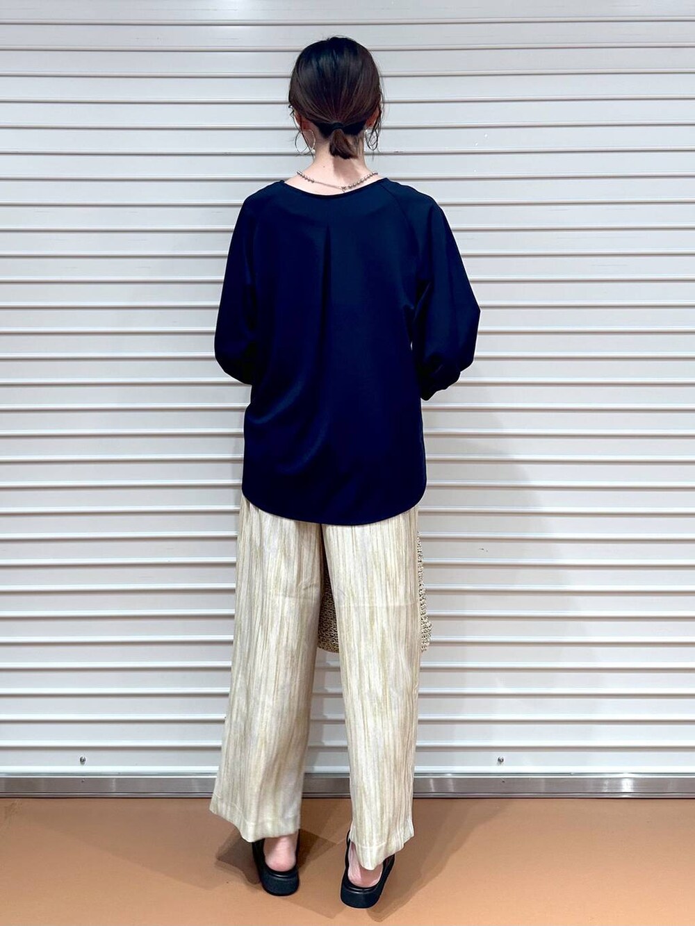 ブルー系のTシャツ/カットソー、ブラック系のサンダル、イエロー系のその他パンツを着用したレディースの夏コーディネートの4枚目の写真