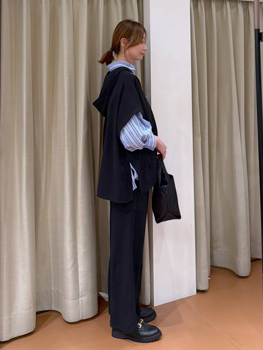 ブラック系のその他パンツ、ブラック系のローファー、ブルー系のシャツ/ブラウスを着用したレディースの春コーディネートの5枚目の写真