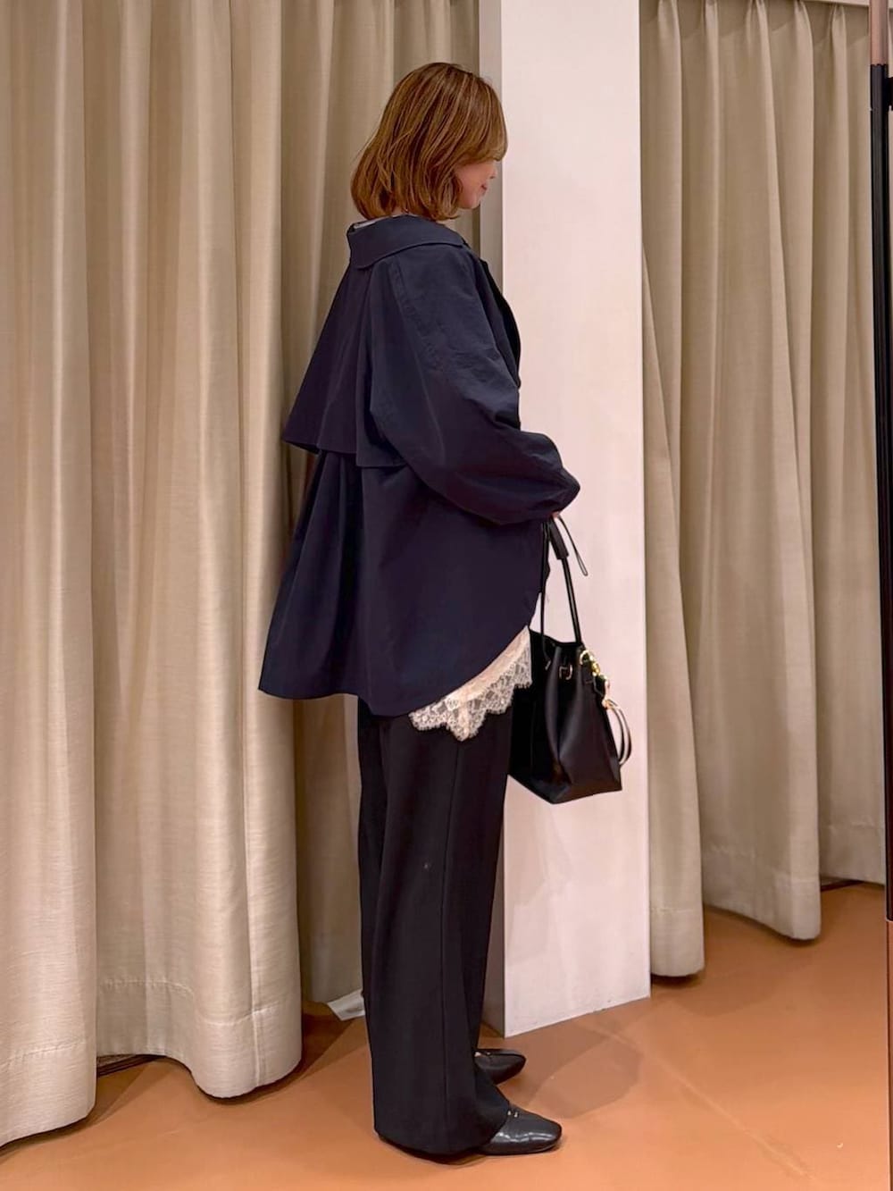 ブラック系のその他パンツ、ブラック系のパンプス、ホワイト系のキャミソールを着用したレディースの春コーディネートの5枚目の写真