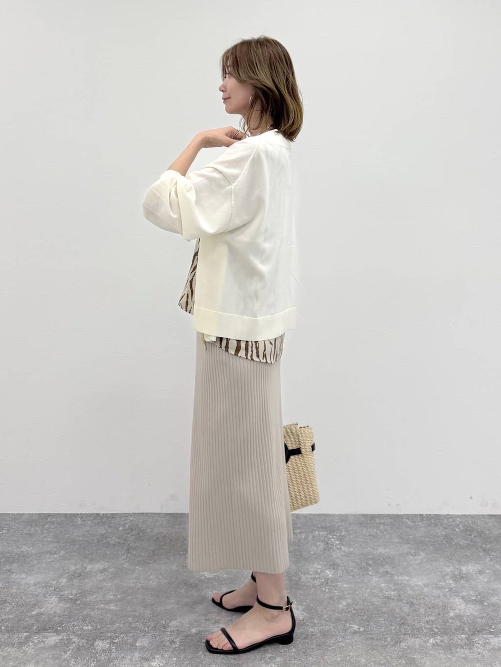 その他のシャツ/ブラウス、ベージュ系のスカート、ホワイト系のカーディガン/ボレロを着用したレディースの春コーディネートの3枚目の写真