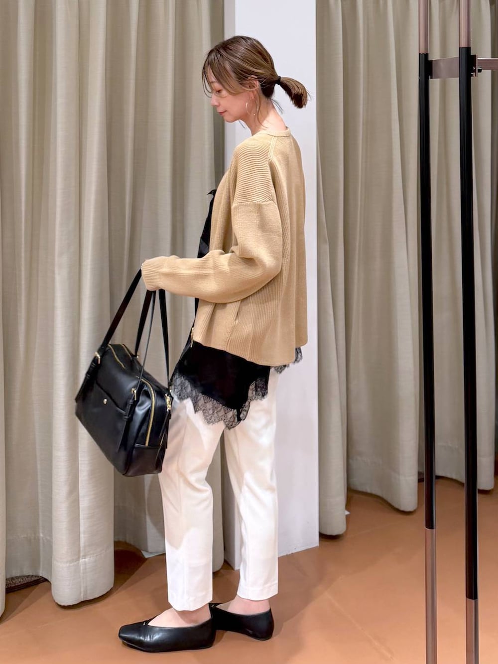 ホワイト系のその他パンツ、ブラック系のパンプス、ブラック系のキャミソールを着用したレディースの春コーディネートの3枚目の写真