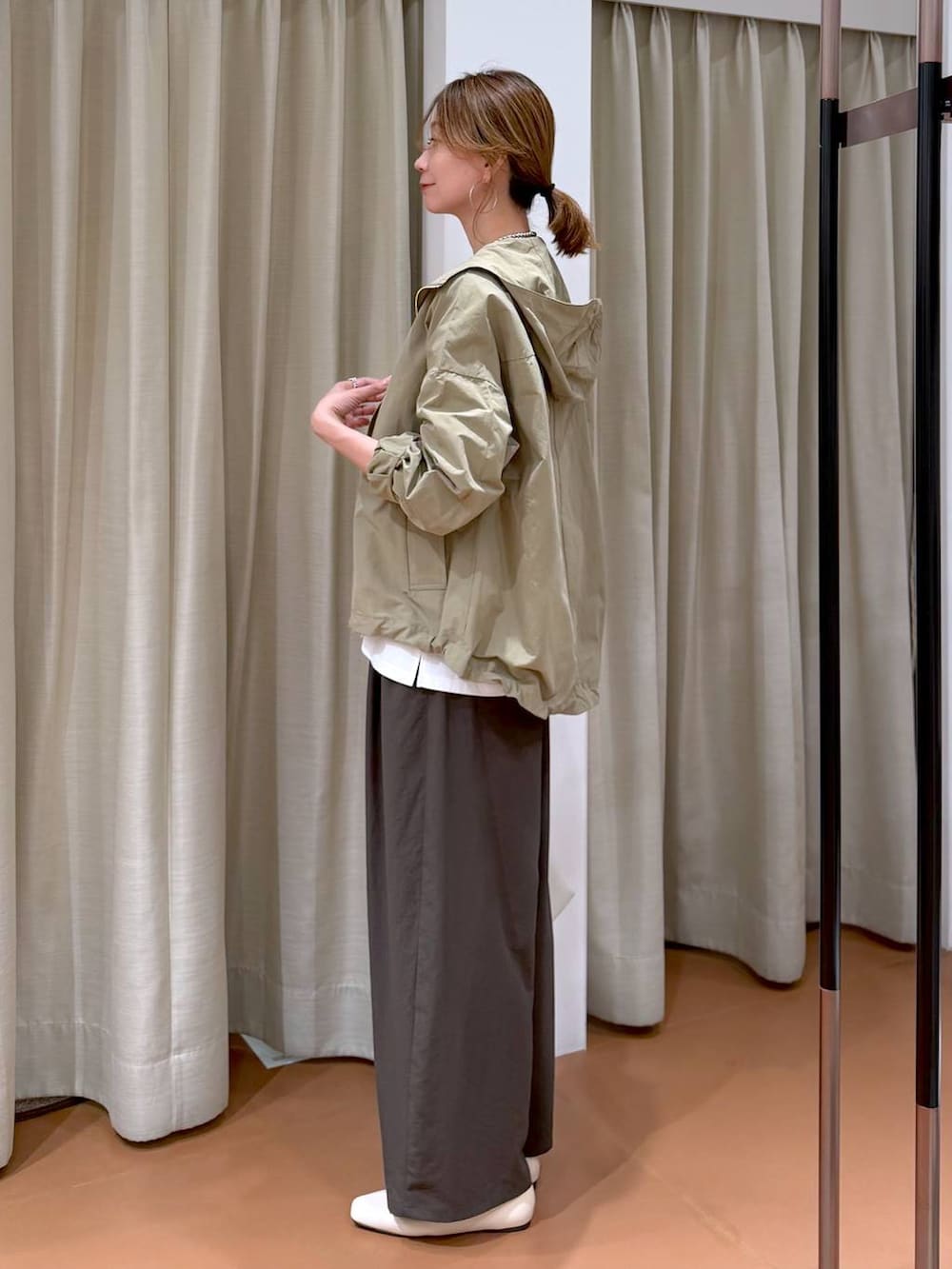 ホワイト系のハンドバッグ、ホワイト系のパンプス、ピンク系のその他パンツを着用したレディースの春コーディネートの3枚目の写真