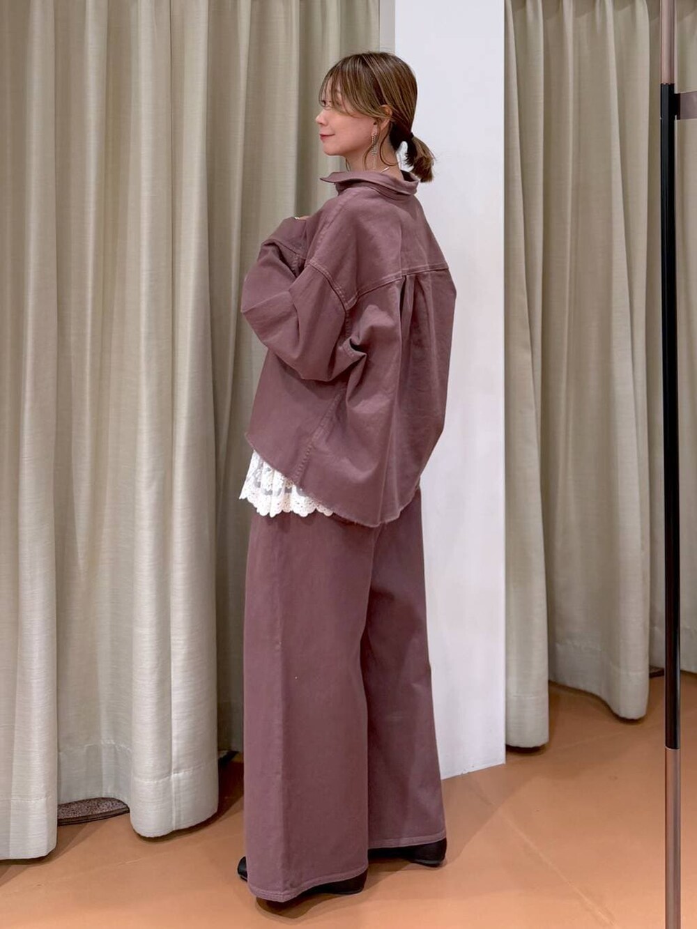 ブラック系のパンプス、ホワイト系のタンクトップ、ブラウン系のデニムパンツを着用したレディースの冬コーディネートの3枚目の写真