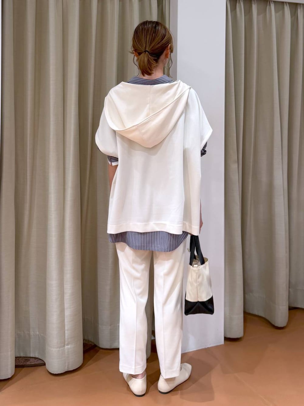 ホワイト系のその他パンツ、ホワイト系のパンプス、ブルー系のシャツ/ブラウスを着用したレディースの春コーディネートの4枚目の写真