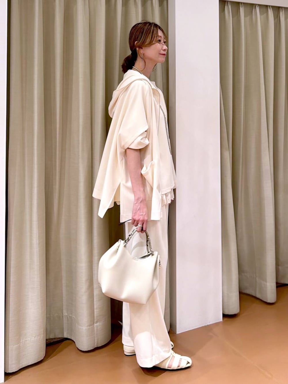 ホワイト系のその他パンツ、ホワイト系のタンクトップ、ホワイト系のパンプスを着用したレディースの春コーディネートの5枚目の写真