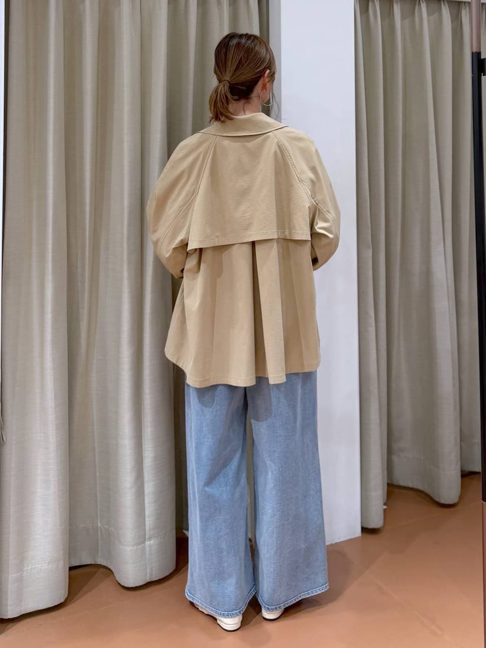 ブルー系のデニムパンツ、ホワイト系のパンプス、ホワイト系のTシャツ/カットソーを着用したレディースの春コーディネートの4枚目の写真