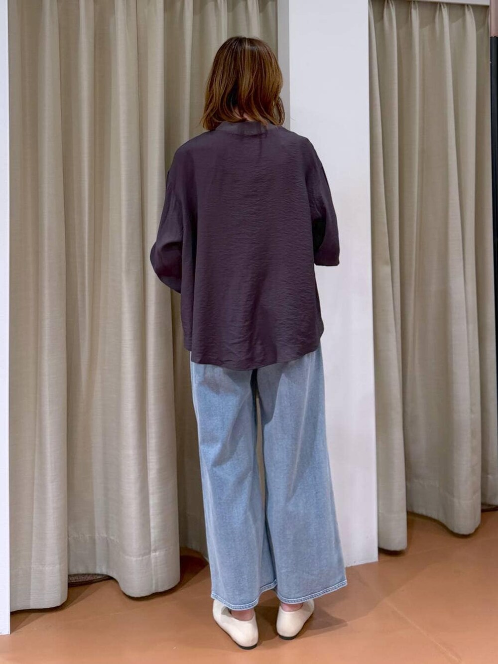 ホワイト系のパンプス、ブルー系のデニムパンツ、ホワイト系のハンドバッグを着用したレディースの春コーディネートの4枚目の写真