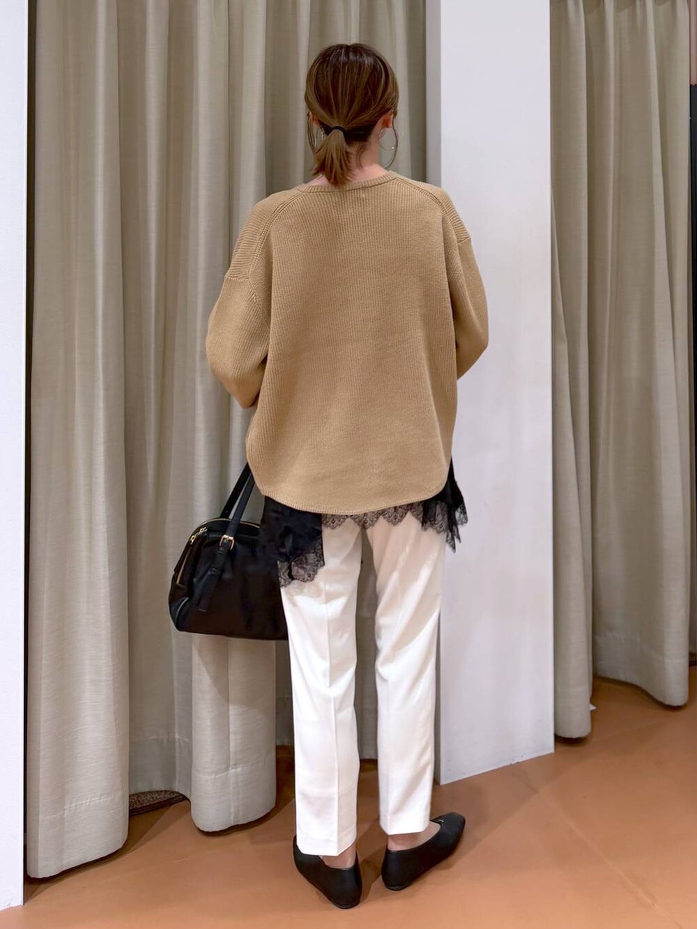 ホワイト系のその他パンツ、ブラック系のパンプス、ブラック系のキャミソールを着用したレディースの春コーディネートの4枚目の写真