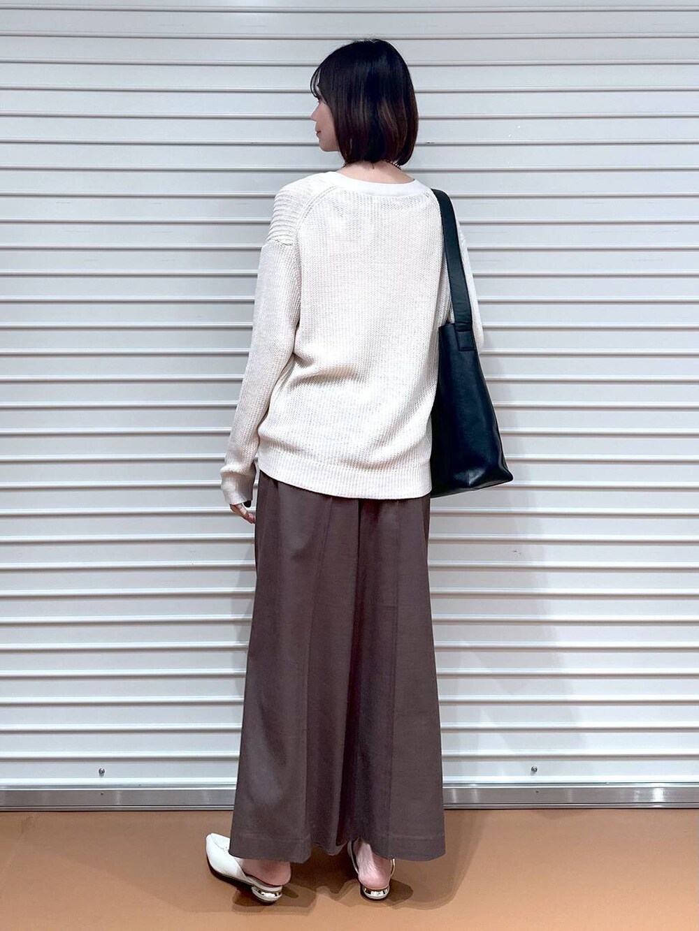 ブラウン系のその他パンツ、ブラウン系のその他パンツ、ブラック系のハンドバッグを着用したレディースの春コーディネートの4枚目の写真