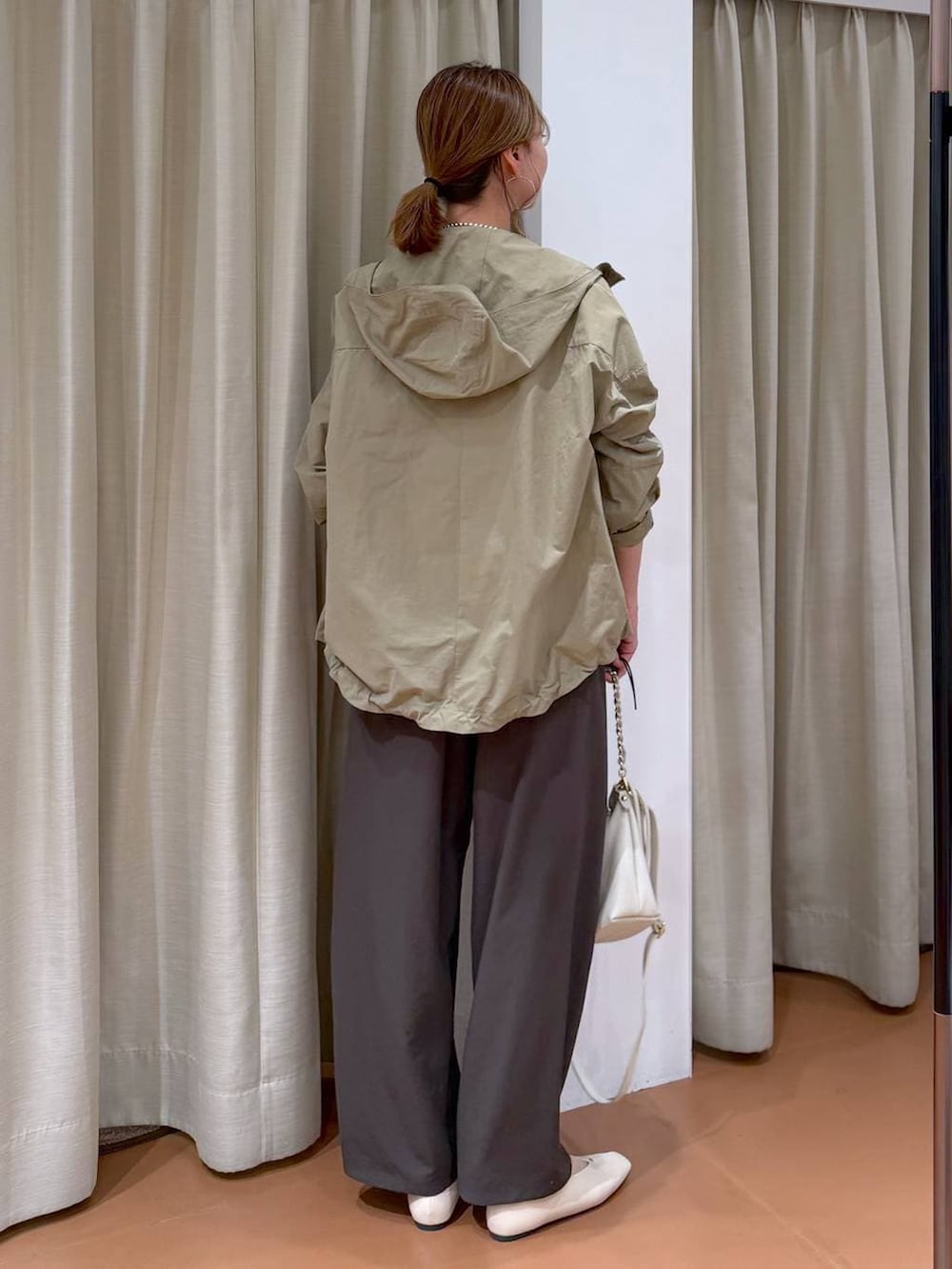 ホワイト系のハンドバッグ、ホワイト系のパンプス、ピンク系のその他パンツを着用したレディースの春コーディネートの4枚目の写真