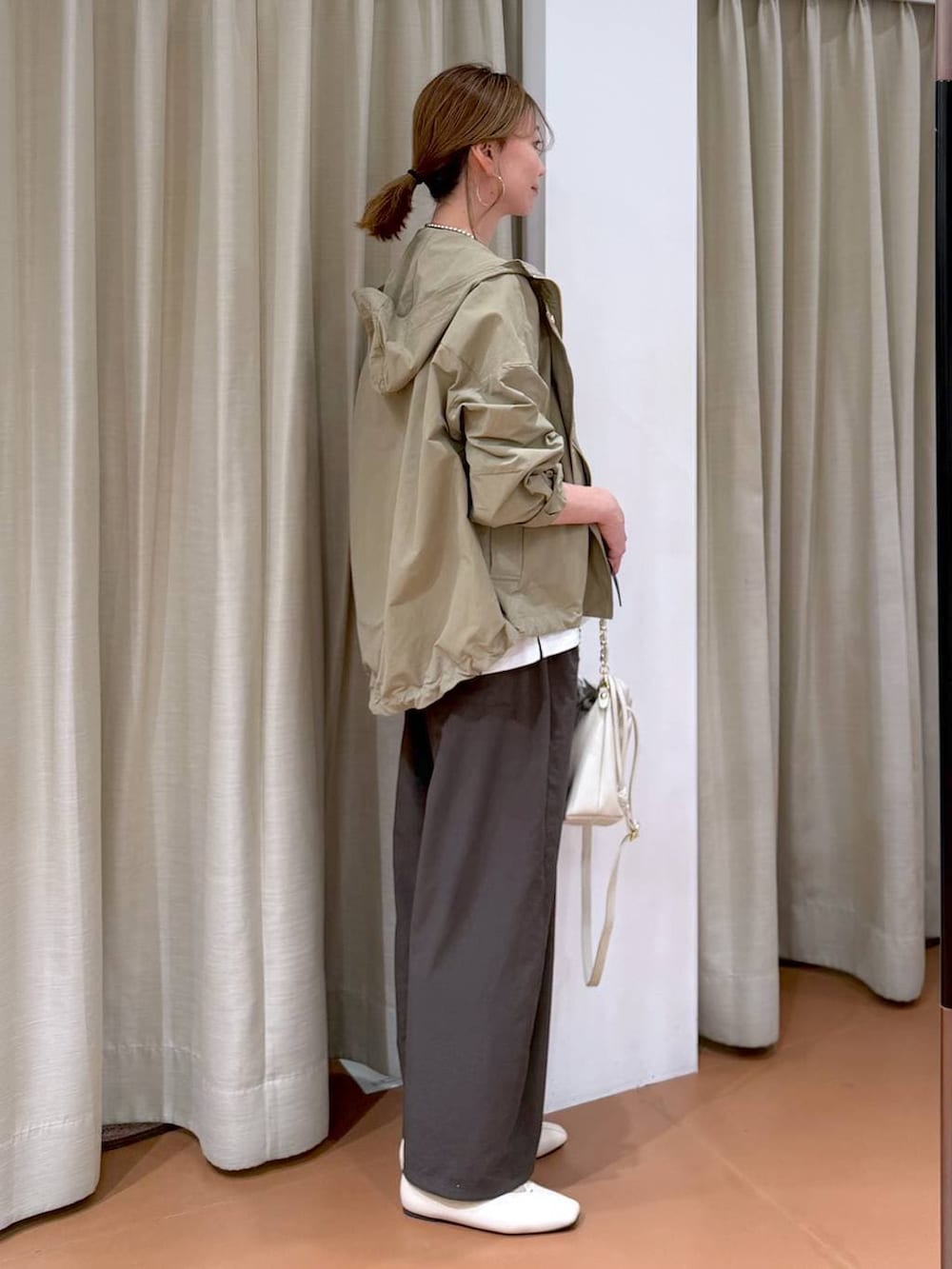 ホワイト系のハンドバッグ、ホワイト系のパンプス、ピンク系のその他パンツを着用したレディースの春コーディネートの5枚目の写真