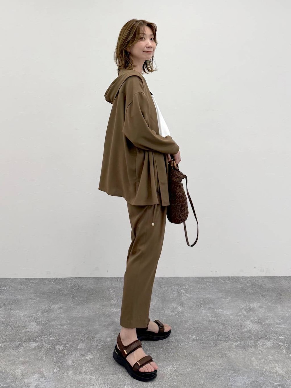 ブラウン系のその他パンツ、ブラウン系のカーディガン/ボレロ、ホワイト系のTシャツ/カットソーを着用したレディースの春コーディネートの3枚目の写真