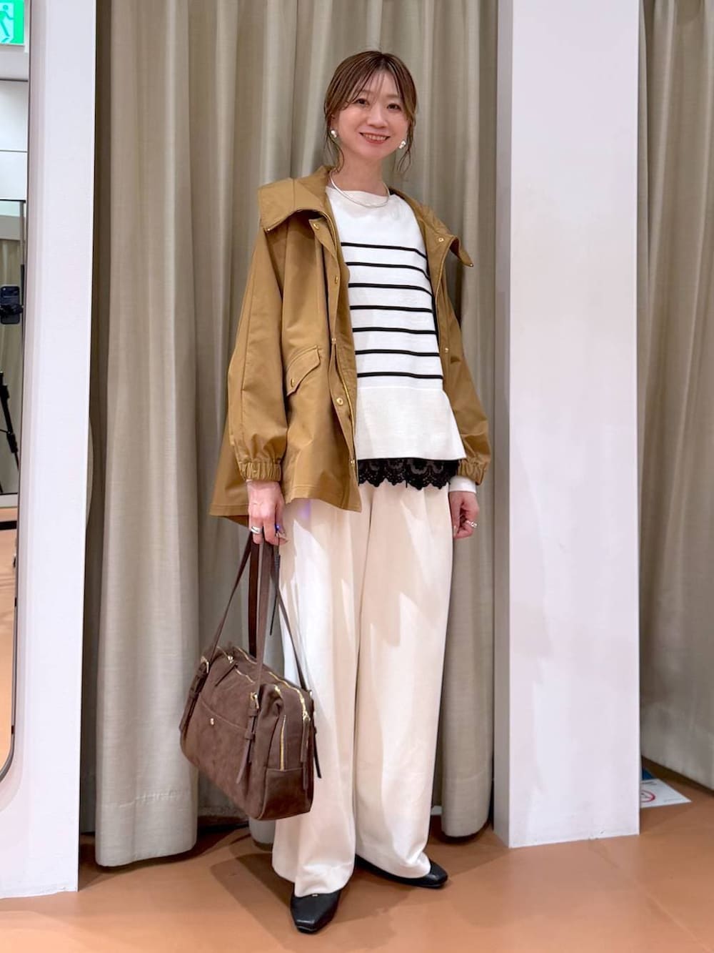 ホワイト系のニット/セーター、ホワイト系のその他パンツ、ブラック系のパンプスを着用したレディースの冬コーディネートの2枚目の写真