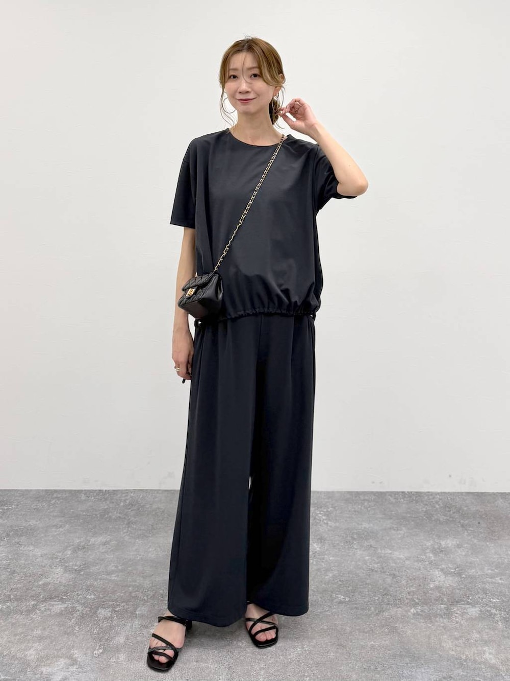 グレー系のその他パンツ、グレー系のシャツ/ブラウスを着用したレディースの春コーディネートの2枚目の写真