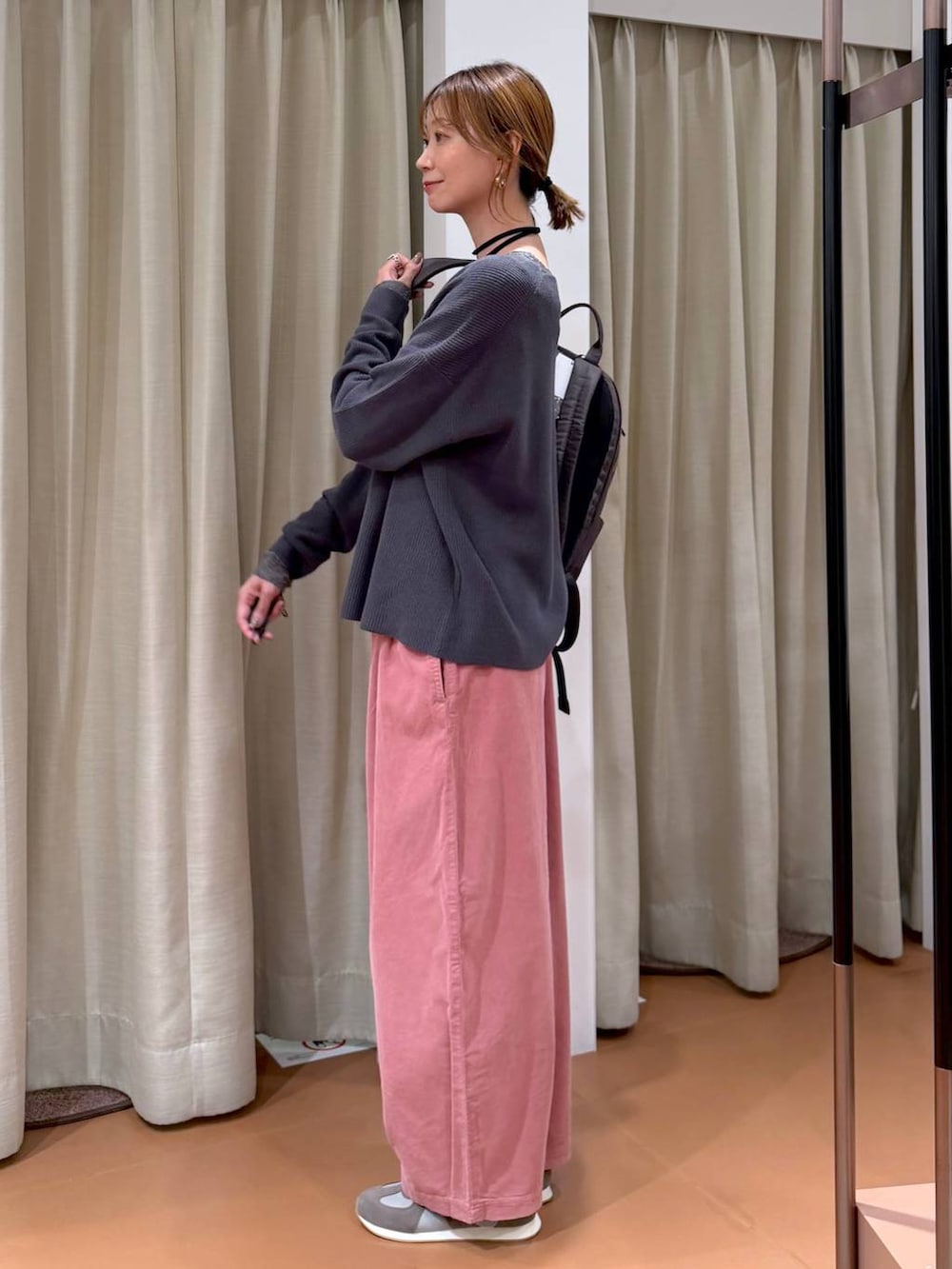 ピンク系のその他パンツ、グレー系のニット/セーター、グレー系のスニーカーを着用したレディースの秋コーディネートの3枚目の写真