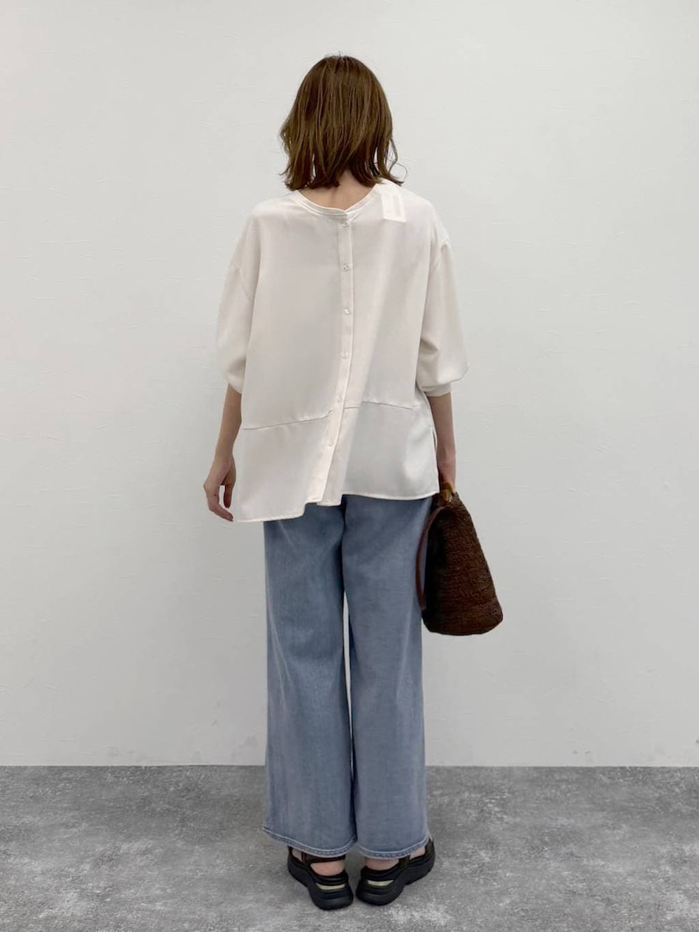 ブルー系のデニムパンツ、ホワイト系のシャツ/ブラウスを着用したレディースの春コーディネートの6枚目の写真