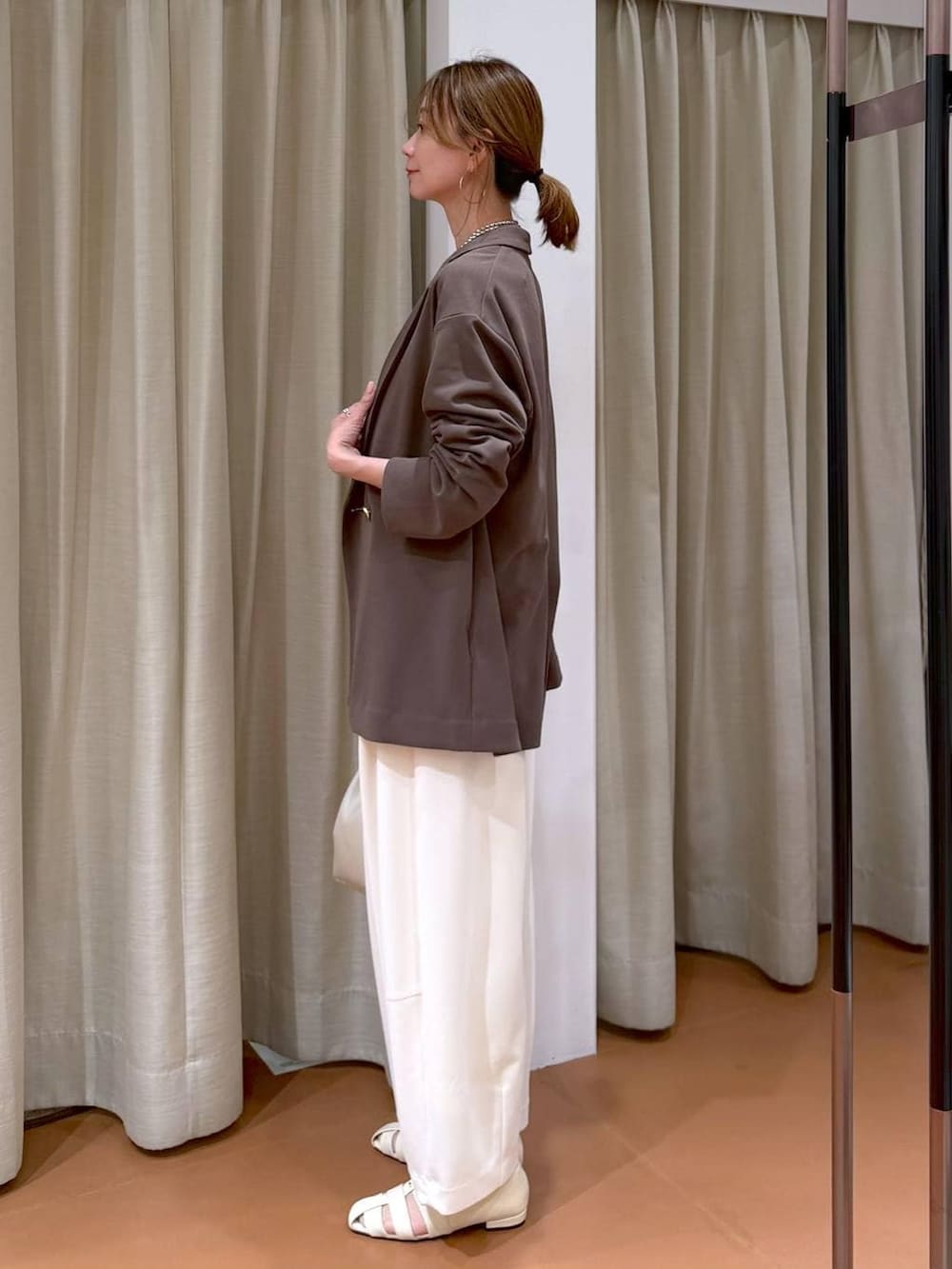 ホワイト系のその他パンツ、ホワイト系のパンプス、ホワイト系のTシャツ/カットソーを着用したレディースの春コーディネートの3枚目の写真