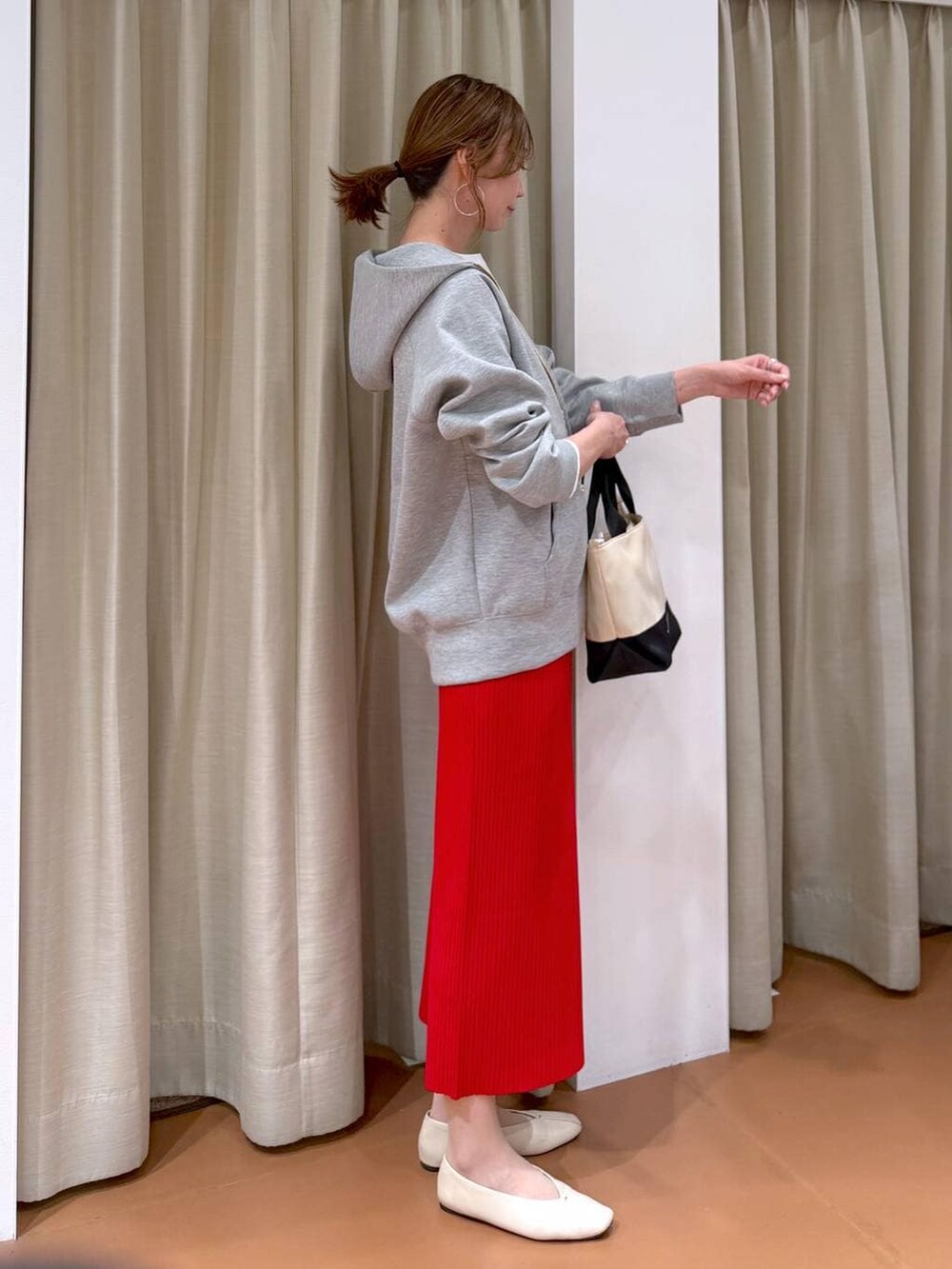 グレー系のパーカー、ホワイト系のパンプス、ホワイト系のTシャツ/カットソーを着用したレディースの春コーディネートの5枚目の写真
