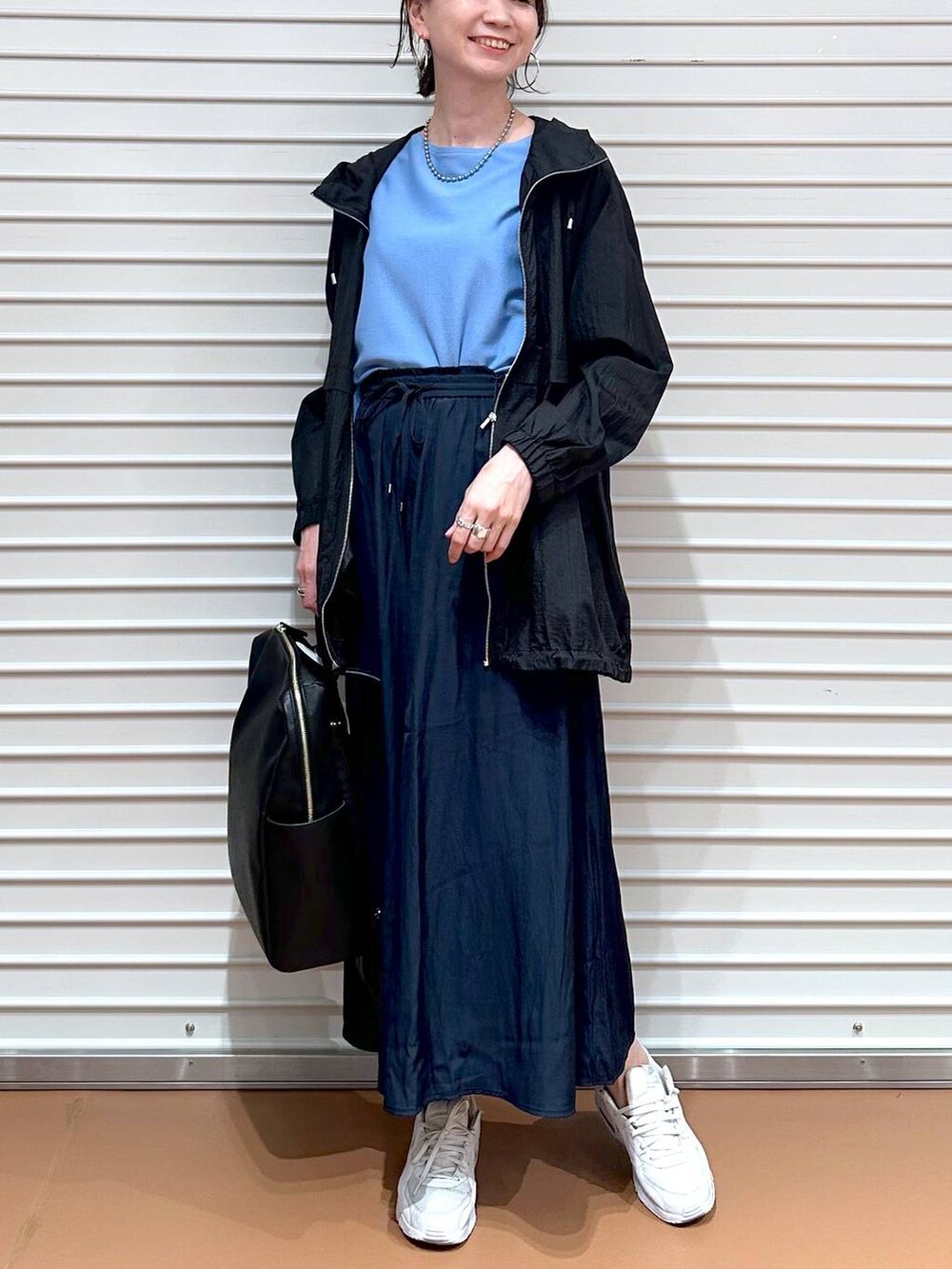 ブルー系のニット/セーター、ブラック系のバックパック/リュック、ブルー系のその他パンツを着用したレディースの夏コーディネートの8枚目の写真