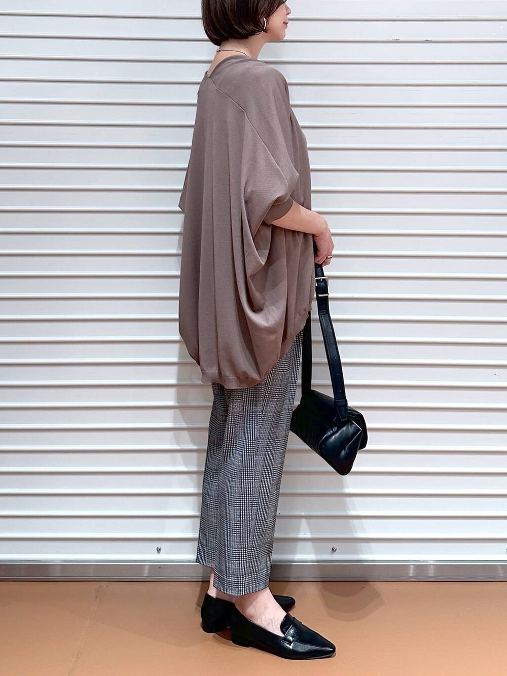 ブラウン系のカーディガン/ボレロ、ブラック系のその他パンツ、ブラウン系のタンクトップを着用したレディースの秋コーディネートの6枚目の写真