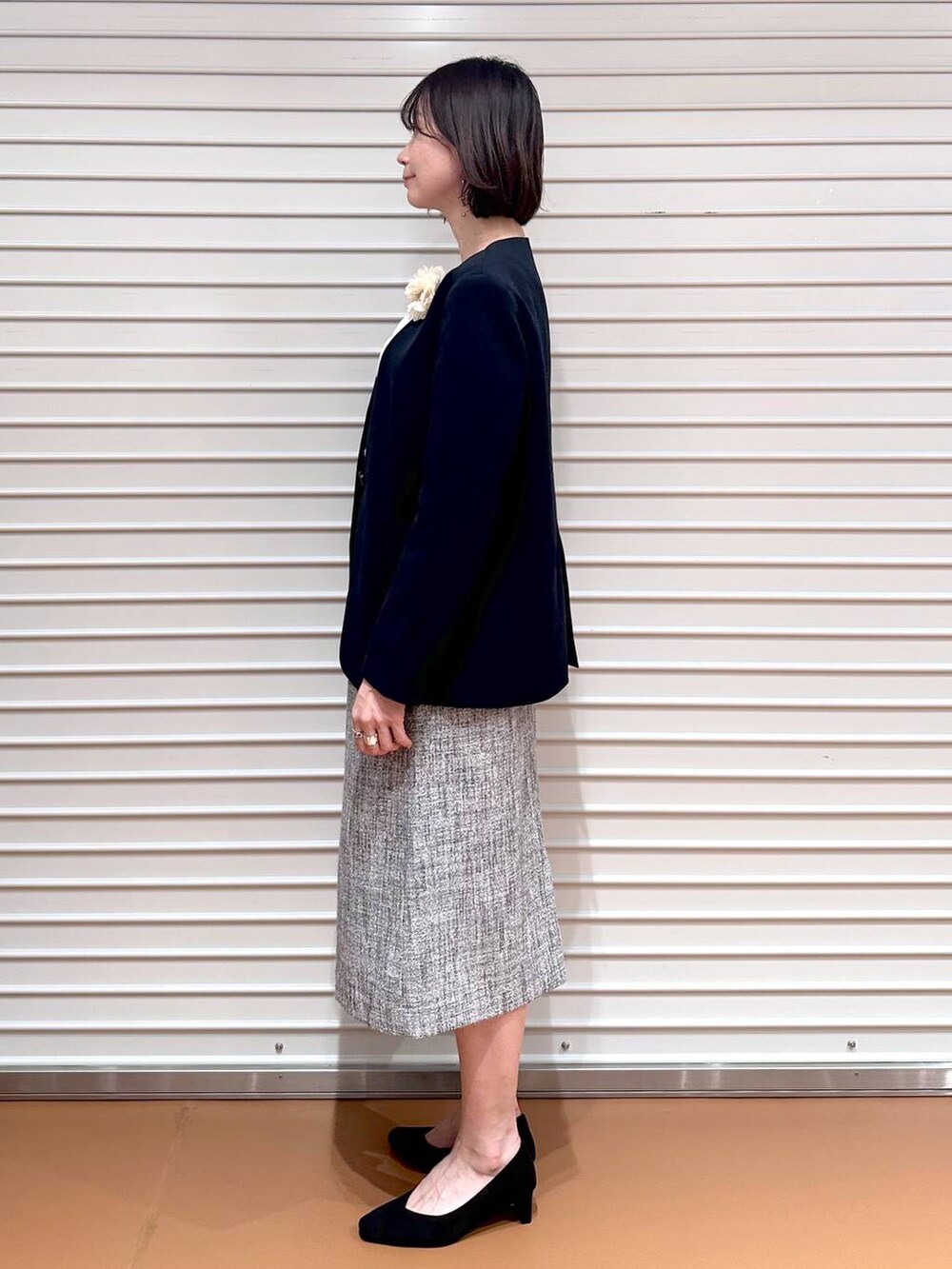 ホワイト系のシャツ/ブラウス、ホワイト系のスカート、ブルー系のノーカラージャケットを着用したレディースの春コーディネートの3枚目の写真