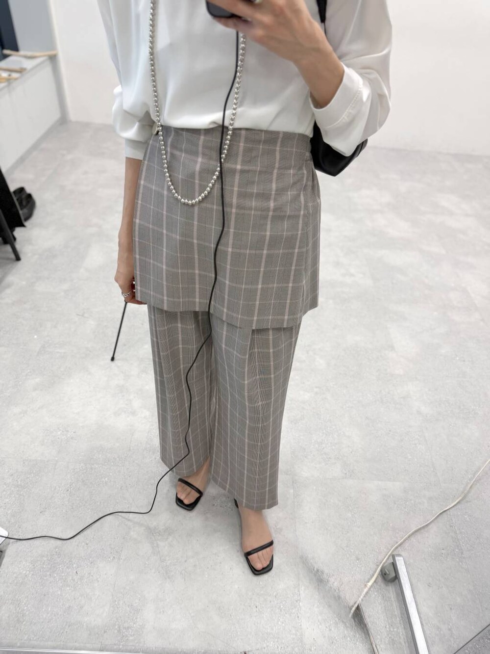 ブラック系のトートバッグ、その他のその他パンツ、その他のキャミソールを着用したレディースの冬コーディネートの7枚目の写真