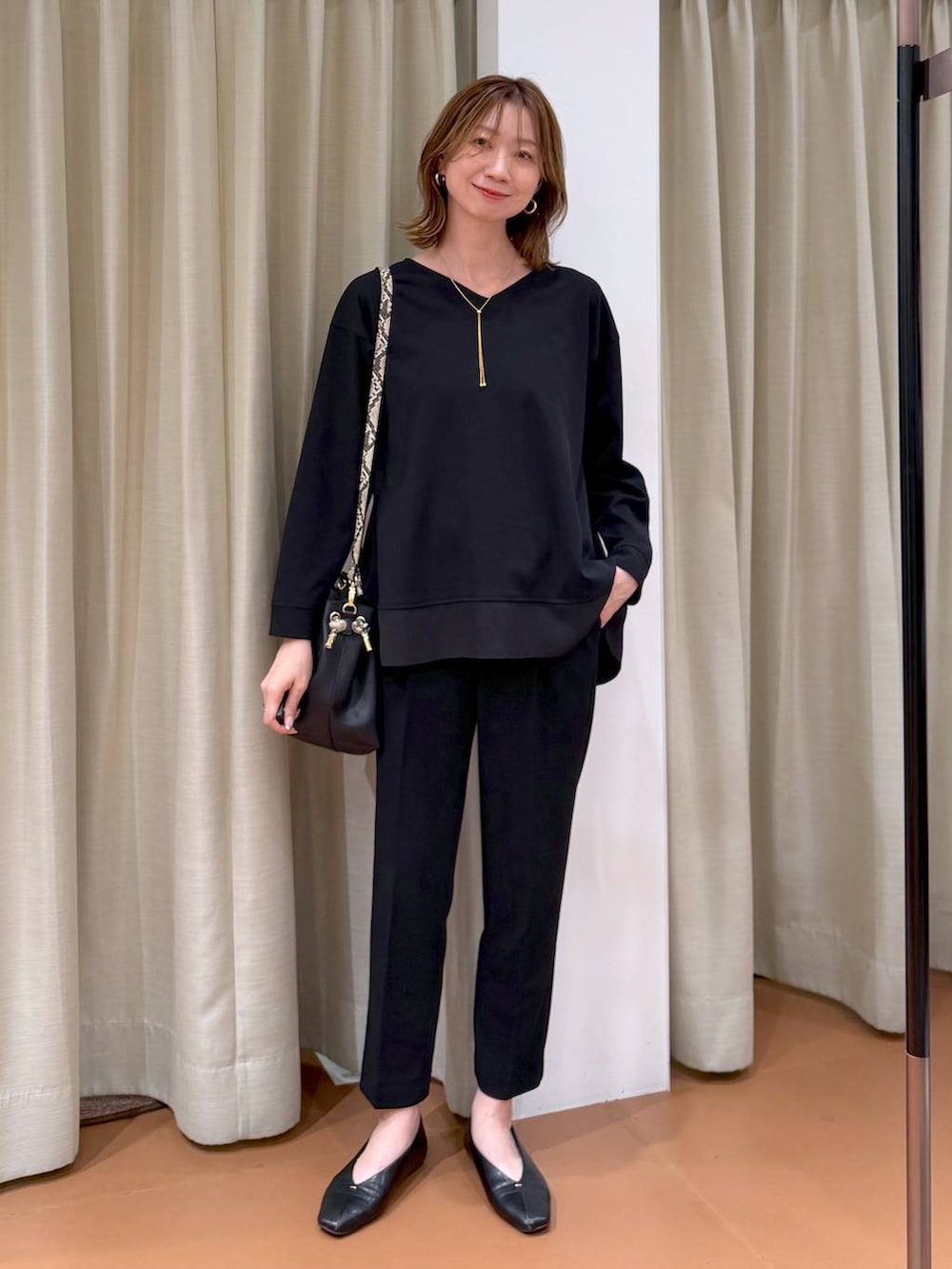 ブラック系のその他パンツ、ブラック系のパンプス、ブラック系のTシャツ/カットソーを着用したレディースの春コーディネートの6枚目の写真