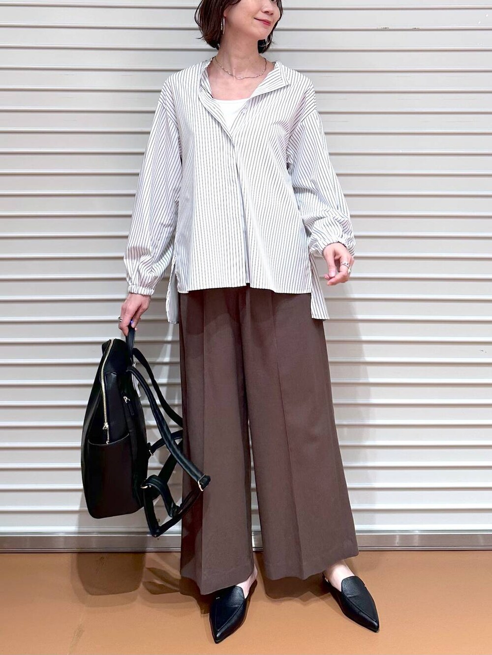 ブラウン系のその他パンツ、ブラウン系のその他パンツ、ホワイト系のシャツ/ブラウスを着用したレディースの春コーディネートの4枚目の写真