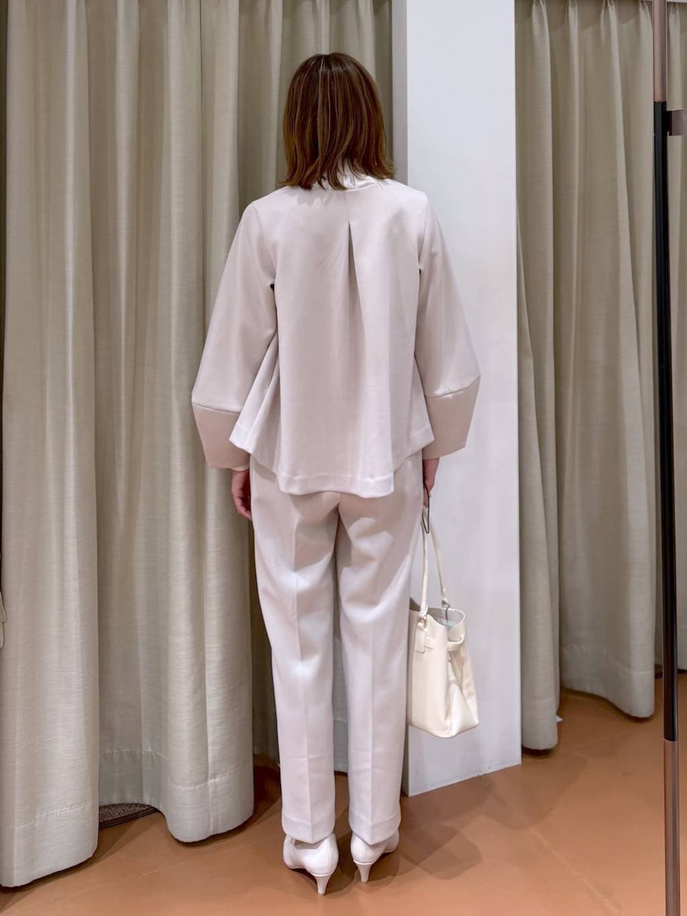 ベージュ系のパンプス、ベージュ系のその他パンツ、ベージュ系のノーカラージャケットを着用したレディースの冬コーディネートの4枚目の写真